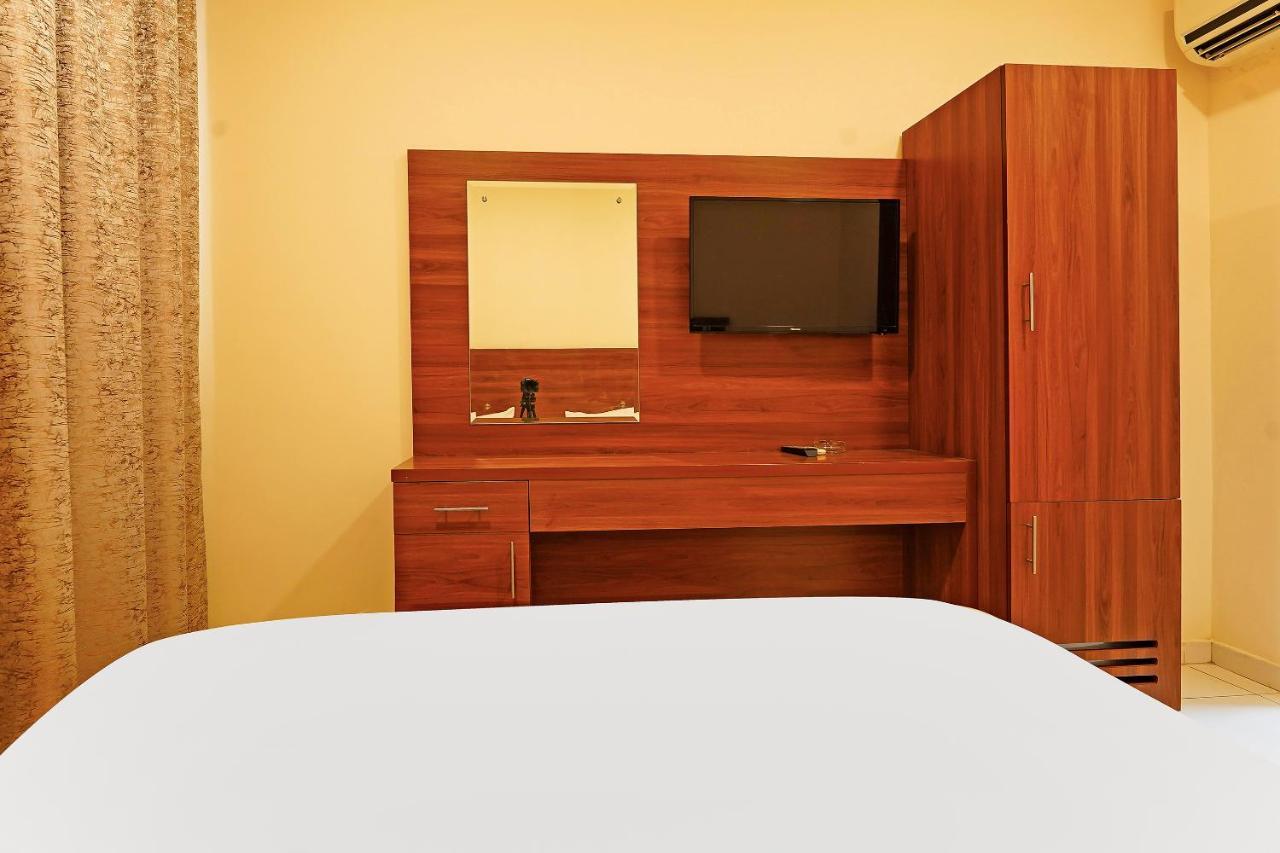 Oyo 925 Emirates Hotel Dubai Bagian luar foto